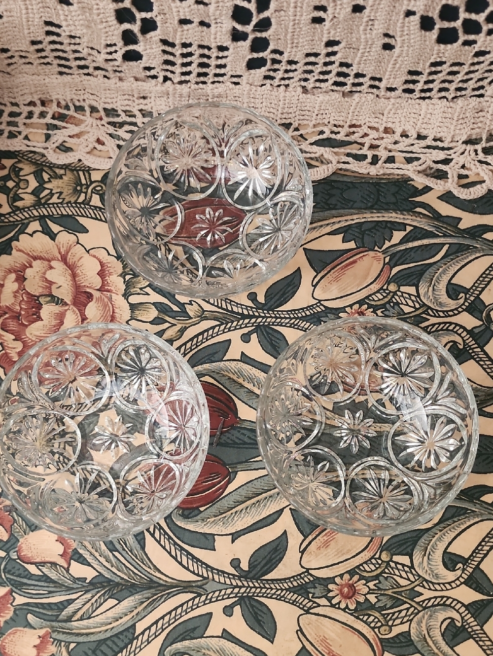 🟡 2 For $25 🟡 Set of 3 Pressed Glass Bowls - Clear Floral Star Pattern